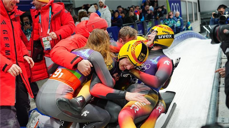 Der Jubel im Eiskanal kennt nach dem Olympiasieg in der Team-Staffel keine Grenzen. 