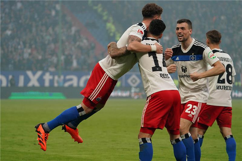 HSV feiert Sieg in aufregendem Stadtderby Der Jubel nach dem 4:3-Sieg im Derby gegen den FC St. Pauli war groß beim HSV. Foto: Brandt/dpa