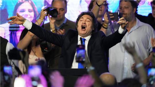 Mileis Überraschungserfolg bei Kongresswahl in Argentinien Der Jubel nach dem Sieg: Für Argentiniens Präsident Javier Milei verlief die Kongresswahl erfolgreich.