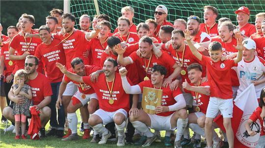 Der Jubel war groß im Juni: Rot-Weiss Cuxhaven wird Meister und steigt in die Landesliga auf.