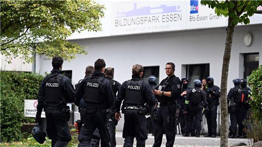 Der Jugendliche soll am 5. September an dem Berufskolleg zunächst eine Lehrerin mit einem Messer schwer verletzt und danach einem ihm fremden Mann in den Rücken gestochen haben. (Archivbild)