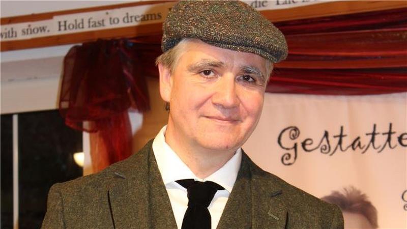 Gestatten, Morgenstern: Als der Kulturtermin zum Wahlsonntag wurde Der Juister Inselkantor Stephan Reiß rezitiert in Harsefeld Gedichte von Christian Morgenstern.