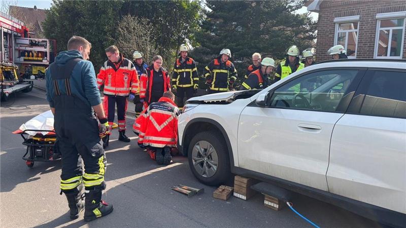 Der Junge musste unter dem Auto befreit werden.