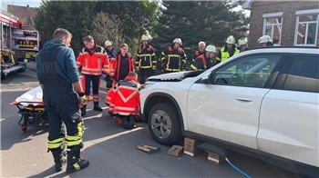 Der Junge musste unter dem Auto befreit werden.