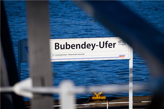 Der Junge war beim Spielen nahe am Fähranleger Bubendey-Ufer ins Wasser gestürzt. Foto: dpa