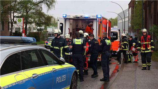 Der Junge war in einem leerstehenden Gebäude in der Nartenstraße durch ein Loch gefallen - 5 Meter tief.