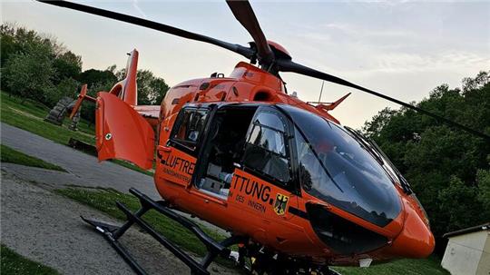 Der Junge wurde mit dem Rettungshubschrauber ins Krankenhaus gebracht.