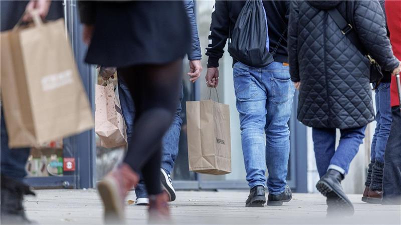 Der Jungfernstieg ist eine bekannte Flaniermeile an der Hamburger Binnenalster. (Archivbild)