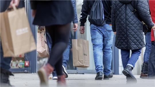 Der Jungfernstieg ist eine bekannte Flaniermeile an der Hamburger Binnenalster. (Archivbild)