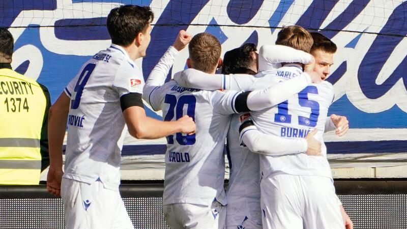 Heim-Debakel für FCK und Funkel – HSV-Verfolger verliert überraschend Der KSC setzte sich im Fritz-Walter-Stadion durch.