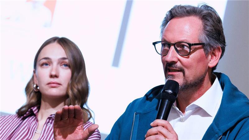 Neue App soll gegen Onlinesucht bei Jugendlichen helfen Der Kabarettist und Mediziner Eckart von Hirschhausen unterstützt das Projekt.