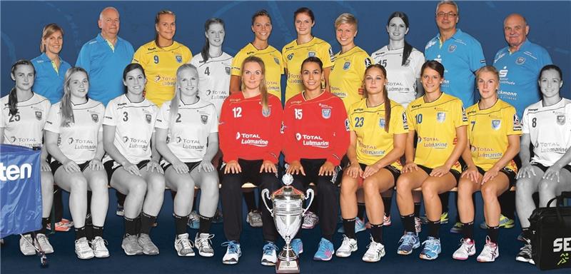 Der Kader wird sich in der kommenden Saison enorm verändern : Sieben Spielerinnen (grau eingefärbt) verlassen das 17-köpfige Team. Torhüterin Lea Rühter fehlt auf dem Foto.
