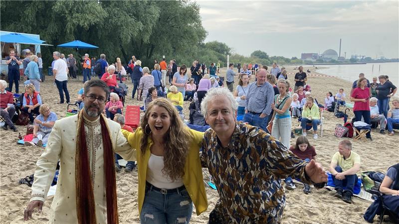 Der „Kalif“ von Hollern-Twielenfleth, Hasnain Kazim (links) und seine Hofmusiker Holly Chorengel und Dylan Vaughn vor der Vorpremiere von „Mein Kalifat“ im Jahr 2021 am Strand in Bassenfleth. Im Hintergrund: die Moschee (AKW Stade).