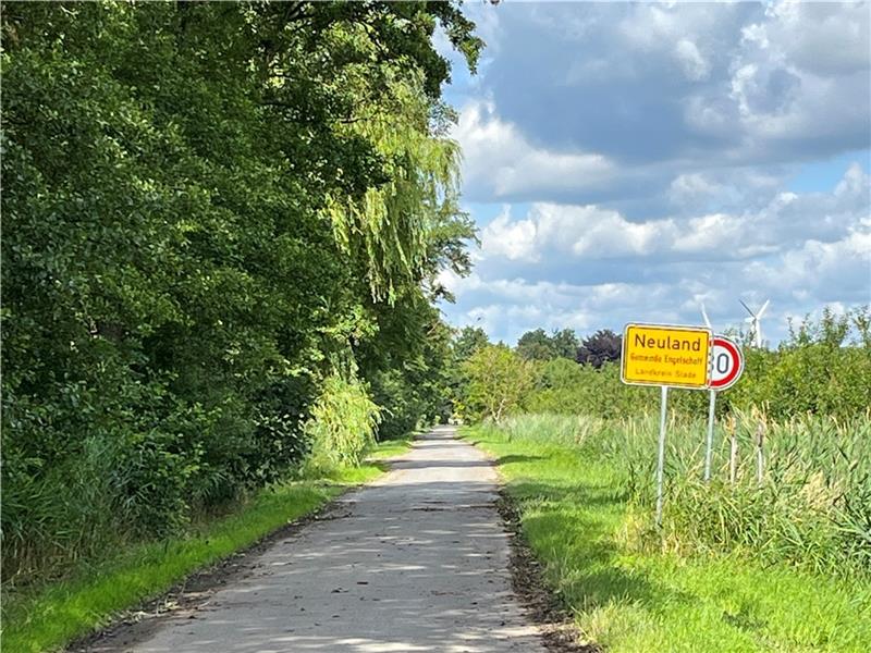 Der Kamper Weg in Neuland. An der Straße sollen Baugrundstücke entstehen. Foto: Klempow