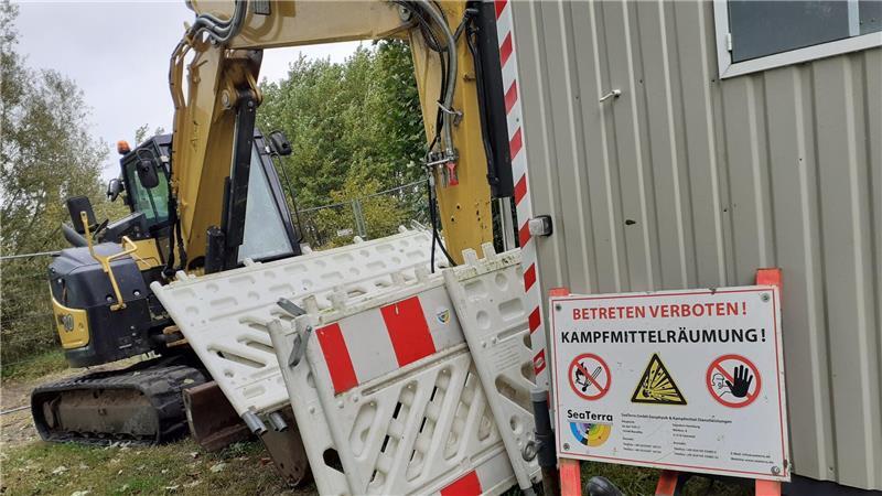 Der Kampfmittelräumdienst Sea Terra gräbt zurzeit nach Metallteilen im Boden. Bislang wurden noch keine alten Kampfmittel gefunden, nur Schrott.
