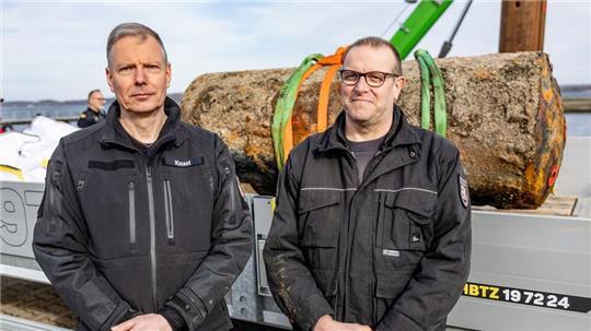 Der Kampfmittelräumdienst hat in diesem Jahr etwas weniger Fliegerbomben entschärft als in den Vorjahren. Oliver Kinast (links) gehört dazu. (Archivbild)