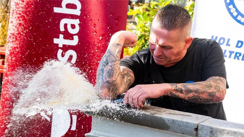 Rekord-Institut feiert mit neuen Rekord-Versuchen Geburtstag Der Kampfsportler Jens Gaude zerschlug mit seinem Ellenbogen 36 Bierdosen in nur einer Minute und stellte einen neu geschaffenen Weltrekord auf. (Foto aktuell)