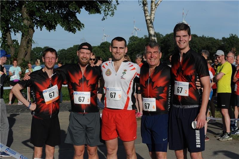 Der Kanadier Sean Huyke (2. von re.) schätzt die lockere Atmosphäre.