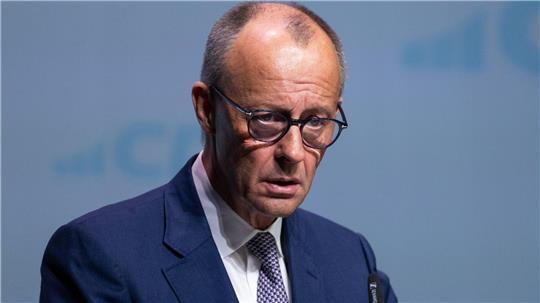 Der Kanzler erklärt bei er CDA-Tagung, was er mit „Basisabsicherung“ bei der Rente gemeint hat.