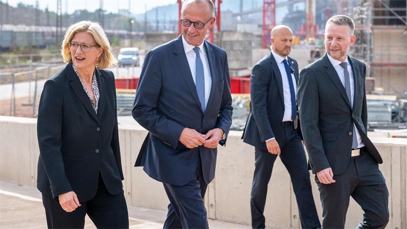 Der Kanzler macht sich im Saarland ein Bild vom Umbau der Stahlindustrie 