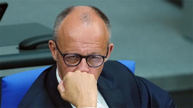 Der Kanzler solle wie ein Bundestrainer ausgewechselt werden, forderte die Linke. 
