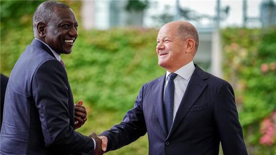 Der Kanzler und Kenias Präsident wollen gemeinsam die Migration besser steuern.
