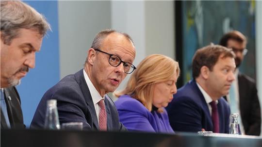 Der Kanzler verkündet die Ergebnisse der Marathonsitzung. 