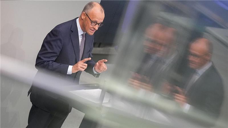 Der Kanzler verteidigt im Bundestag seinen Reformkurs.