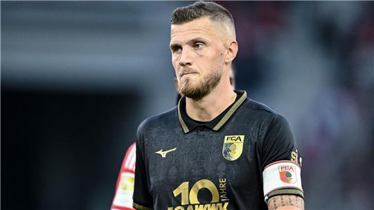 Der Kapitän bleibt: Der FC Augsburg hat mit Jeffrey Gouweleeuw noch einmal um ein Jahr verlängert. (Archivbild)