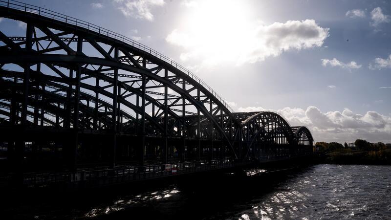 Der Kapitän des Binnenmotorschiffs, das die Brücke rammte, soll die tideabhängige Durchfahrtshöhe falsch eingeschätzt haben. (Archivbild)