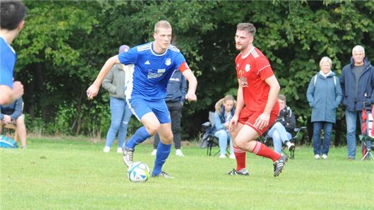 Fußballer Tobias König vom TSV Großenwörden mit dem Ball am Fuß.