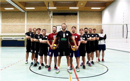 Der Kapitän geht voran: Arne Immel und sein Volleyballteam von der SG Buxtehude-Altkloster (Oberliga). Foto: Verein