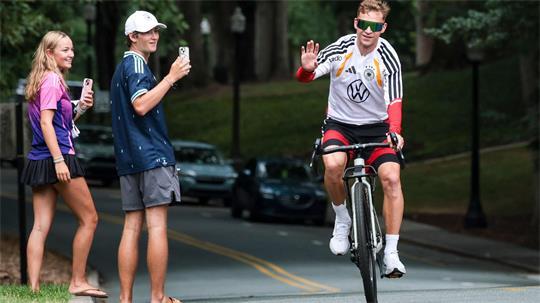 Der Kapitän ist mit dem Radl da: Joshua Kimmich auf dem Weg zum Training in Winston-Salem. 