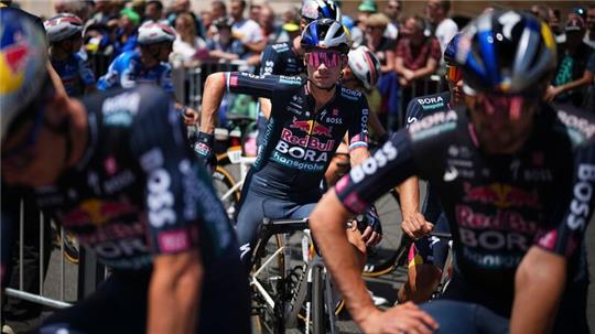 Der Kapitän ist raus: Primoz Roglic (M) musste die Tour verletzt verlassen.