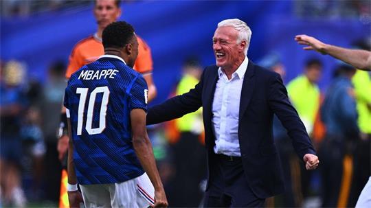 Der Kapitän und sein Trainer: Kylian Mbappé (l.) mit Didier Deschamps.