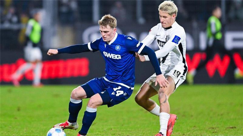 Der Karlsruher SC mit Mikkel Kaufmann (l) und die SV Elversberg mit Likas Pinckert kamen mit deutlich mehr Schwung aus der Pause.