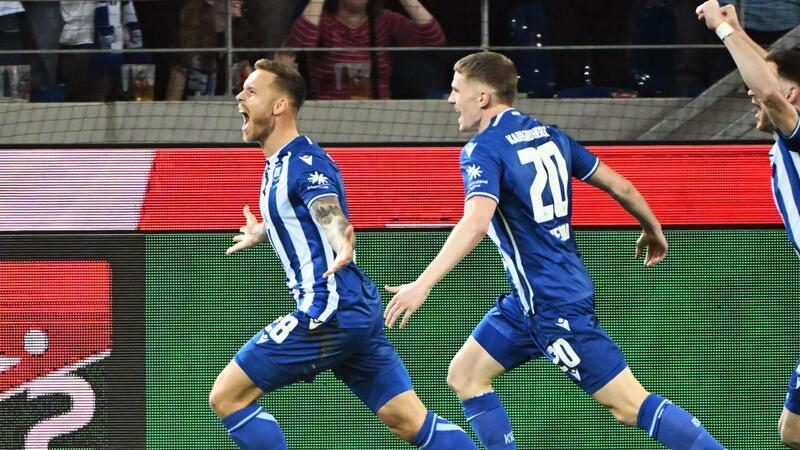 Der Karlsruher SC gewann mit 2:1 gegen Spitzenreiter FC St. Pauli.