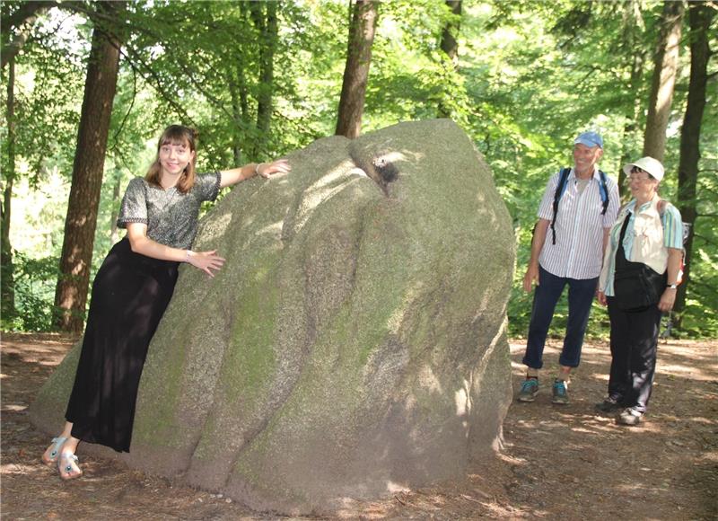 Der Karlstein auf einer Anhöhe im hügeligen Rosengarten-Forst ist bis heute ein beliebtes Ziel für Wanderer und Ausflügler. Im Schatten der hohen alten Bäume lässt sich gut rasten und ausspannen. Luisa Krause (links) untersucht die tiefen R