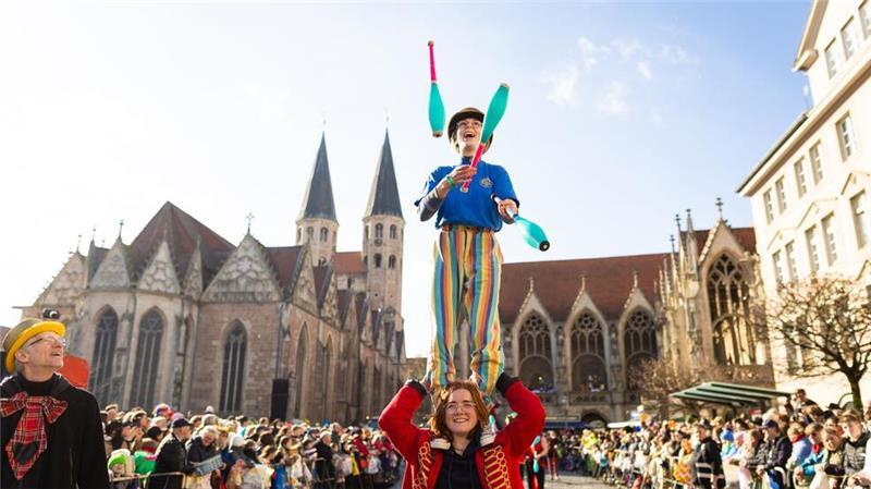 Becherwurf auf Innenministerin Behrens bei Braunschweiger Karneval Der Karnevalsumzug sollte sich laut den Veranstaltern rund fünf Stunden durch die Braunschweiger Innenstadt ziehen.