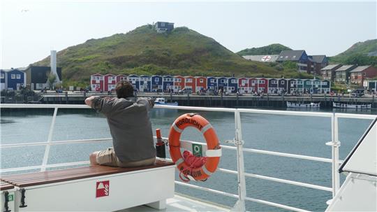 Der Katamaran „Nordlicht“ der Reederei Cassen Eils startet jetzt von der Bremerhavener Seebäderkaje aus Richtung Helgoland. Foto: Wessolowski