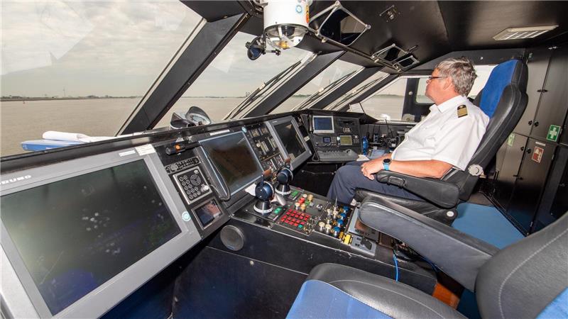 Nach Helgoland im Rekordtempo: So fährt es sich auf der neuen Turbo-Fähre Der Katamaran „Nordlicht“ der Reederei Cassen Eils startet mit Kapitän Tjark Beckmann zwei mal pro Woche von Bremerhaven. Den Rest der Woche von Cuxhaven und Büsum. Foto: Scheschonka
