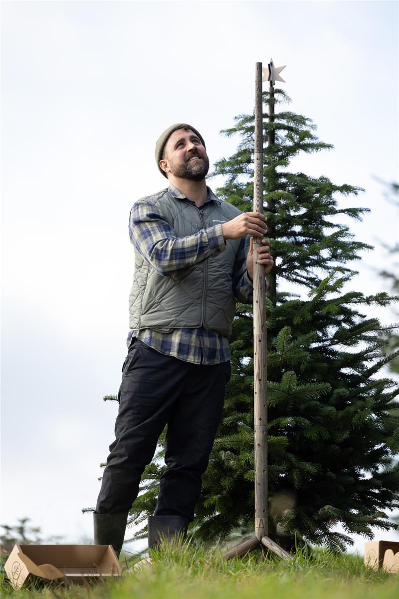 Der „Keinachtsbaum“ besteht aus einem Holzstab, der jedes Jahr zu Weihnachten mit neuem Tannengrün bestückt wird. Foto: Friso Gentsch/DPA