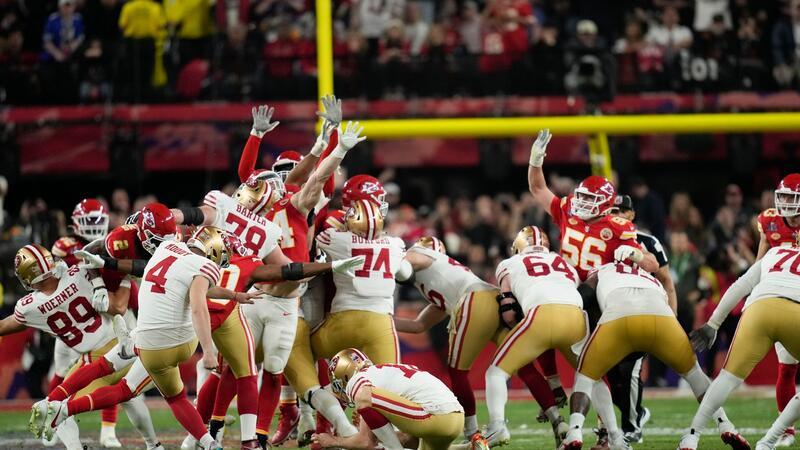Super Bowl: Chiefs feiern mit Taylor Swift Der Kicker der San Francisco 49ers, Jake Moody (4), schießt ein Field Goal.