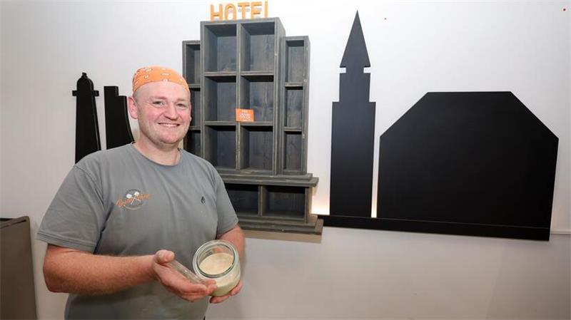 Der Kieler Bäcker David Schöne eröffnet ein kleines Hotel.