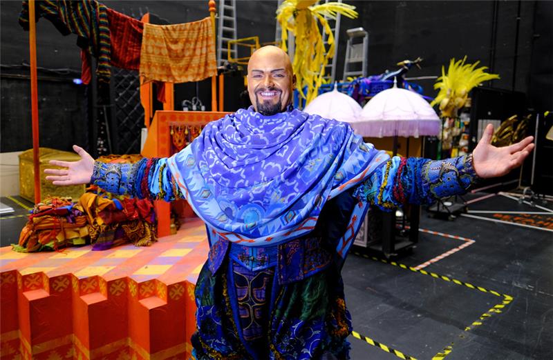 Der Kieler Enrico De Pieri, Darsteller des Dschinni im Musical "Aladdin", steht am in Hamburg in den Kulissen der Neuen Flora fertig angezogen und geschminkt für seinen abendlichen Auftritt. Foto: Heimken/dpa