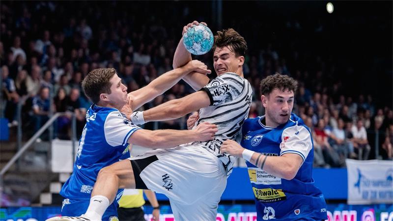 Der Kieler Julian Köster wird von den Eisenacher Abwehrspielern gestoppt.