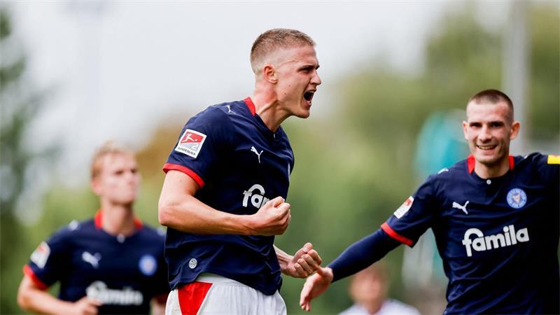 Der Kieler Phil Harres bejubelt seinen Elfmeter-Treffer zum 1:0.