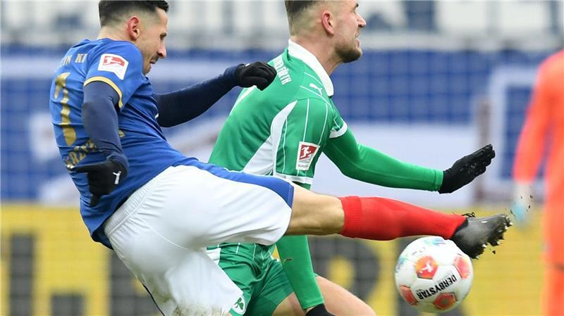 Der Kieler Steven Skrzybski (l) wird vom Fürther Dennis Srbeny geblockt.