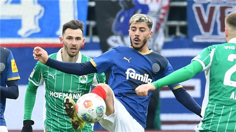 Ende der Negativserie: Fürth gewinnt bei Holstein Kiel Der Kieler Umut Tohumcu (M) behauptet den Ball.