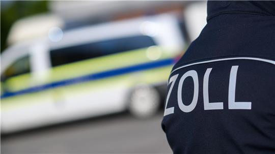 Der Kieler Zoll stellt bei einer Fahrzeugkontrolle Waren im Wert von 30.000 Euro sicher. (Symbolbild)